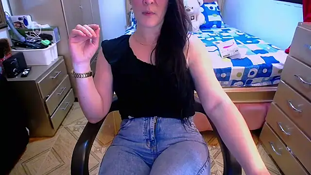 Snapshot of BitterMomXxx chatting on February 2025 03:03:01 PM BitterMomXxx online show from February 2025 03:03:01 PM