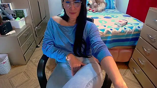 Snapshot of BitterMomXxx chatting on February 2025 02:59:01 AM BitterMomXxx online show from February 2025 02:59:01 AM