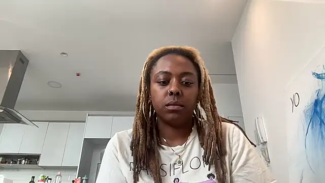 Snapshot of ChocolateCakeQueen chatting on January 2025 10:21:01 PM ChocolateCakeQueen online show from January 2025 10:21:01 PM