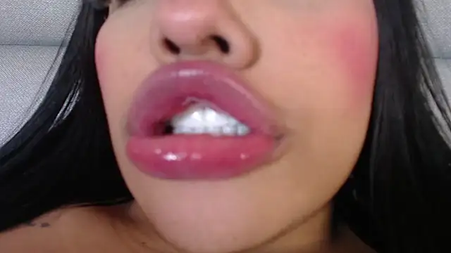 Snapshot of emily_brontee_ chatting on December 2024 06:04:02 PM emily brontee online show from December 2024 06:04:02 PM