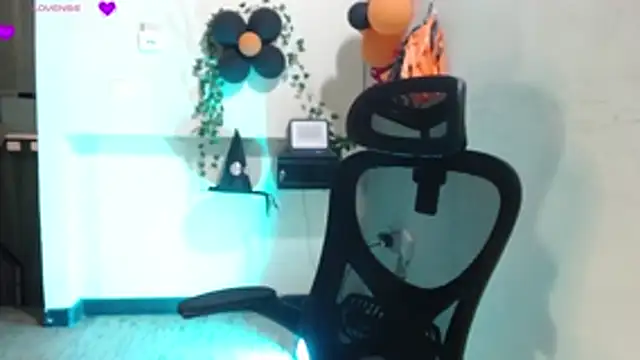 Snapshot of _samara chatting on October 2025 12:06:02 PM samara online show from October 2025 12:06:02 PM