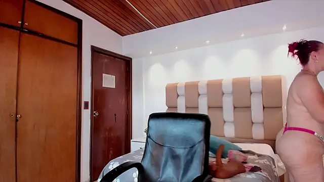 victoria mooree online show from January 2026 06:53:02 PM