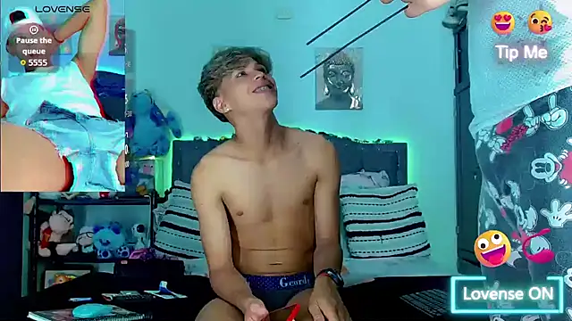 Liamscott  online show from November 2025 10:10:02 PM