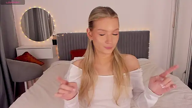 Snapshot of CassieRayss chatting on February 2026 10:43:01 AM CassieRayss online show from February 2026 10:43:01 AM