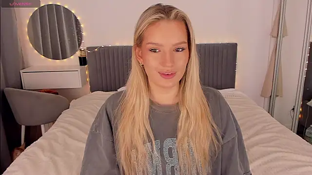 Snapshot of CassieRayss chatting on February 2026 11:18:01 AM CassieRayss online show from February 2026 11:18:01 AM