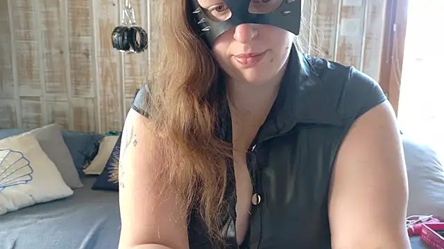 FrancaiseLynne online show from May 2026 08:19:01 AM