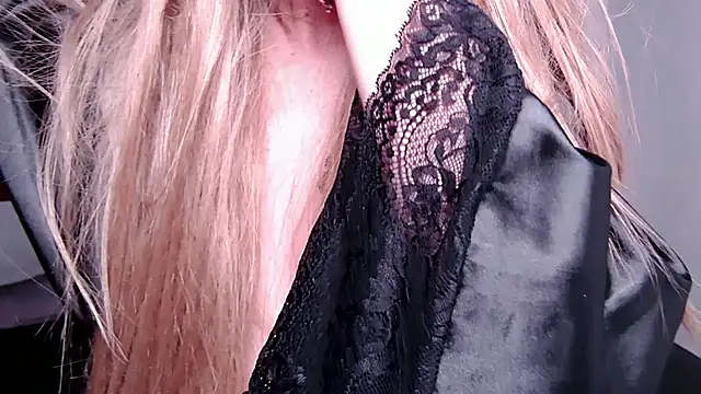 Snapshot of caarlywhitee chatting on March 2026 10:02:01 PM caarlywhitee online show from March 2026 10:02:01 PM