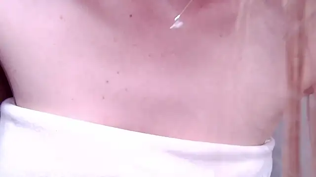 Snapshot of caarlywhitee chatting on April 2026 12:52:01 AM caarlywhitee online show from April 2026 12:52:01 AM