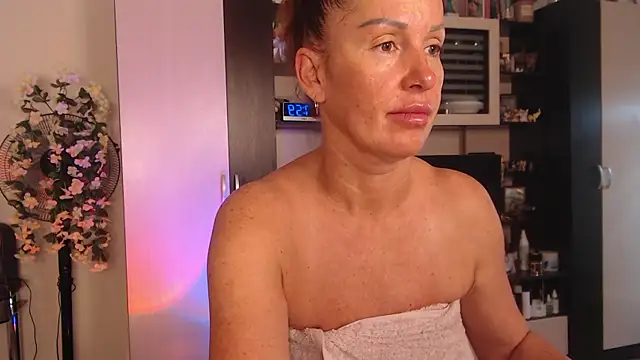 Snapshot of SheilaRyan chatting on October 2025 04:59:01 AM SheilaRyan online show from October 2025 04:59:01 AM