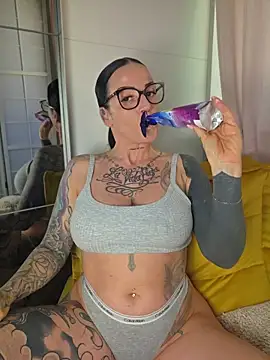 Snapshot of EmilyDiazofficial chatting on June 2026 07:51:01 AM EmilyDiazofficial online show from June 2026 07:51:01 AM