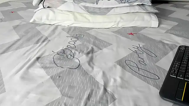 Snapshot of maybelline69 chatting on October 2025 08:11:02 PM maybelline69 online show from October 2025 08:11:02 PM