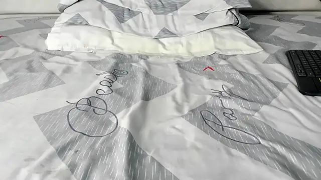 Snapshot of maybelline69 chatting on October 2025 08:26:01 AM maybelline69 online show from October 2025 08:26:01 AM