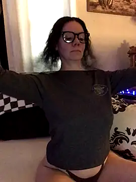 Snapshot of SidneyRaee chatting on December 2025 04:16:01 PM SidneyRaee online show from December 2025 04:16:01 PM