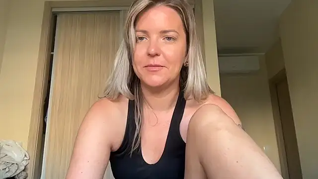 Snapshot of naughtyhollyxxxx chatting on October 2025 07:51:01 AM naughtyhollyxxxx online show from October 2025 07:51:01 AM