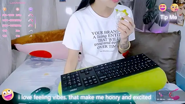 Snapshot of Ly__ chatting on March 2026 06:06:02 AM Ly online show from March 2026 06:06:02 AM
