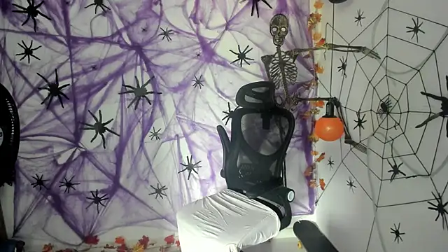 Snapshot of DmitriSanders chatting on October 2025 03:53:01 PM DmitriSanders online show from October 2025 03:53:01 PM