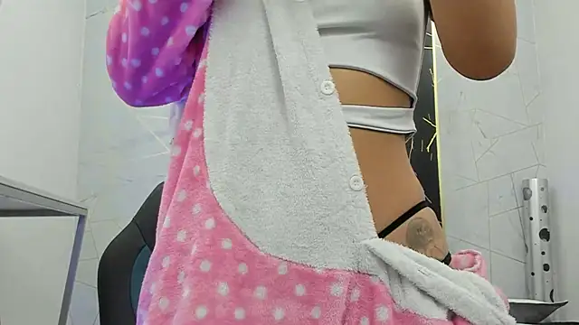 Snapshot of Cloeandtyfanny chatting on October 2025 04:26:01 AM Cloeandtyfanny online show from October 2025 04:26:01 AM