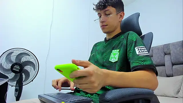 Snapshot of AgarEvans chatting on January 2025 03:56:02 AM AgarEvans online show from January 2025 03:56:02 AM