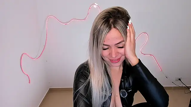 nicole valencia  online show from November 2025 12:38:01 PM