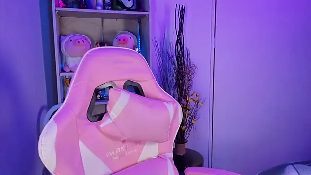 Snapshot of EmilyMiller_ chatting on December 2025 04:24:01 PM EmilyMiller online show from December 2025 04:24:01 PM