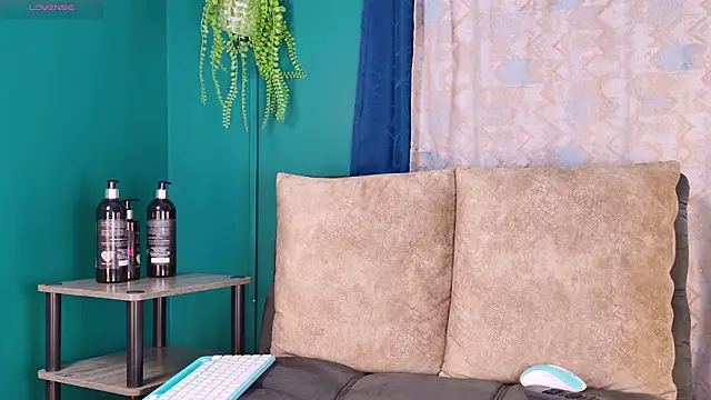 Layla 17 online show from February 2026 10:51:02 PM