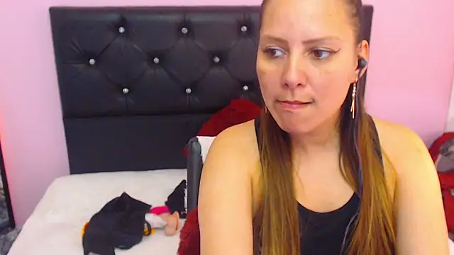 Snapshot of camila_delarosa chatting on February 2025 06:31:02 PM camila delarosa online show from February 2025 06:31:02 PM
