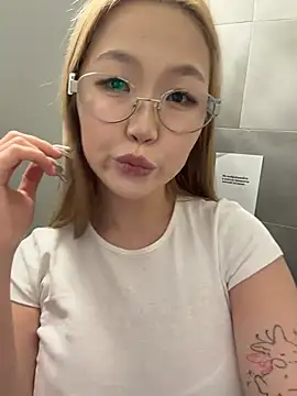 Snapshot of Aiko_Yumi chatting on March 2026 04:23:01 PM Aiko Yumi online show from March 2026 04:23:01 PM