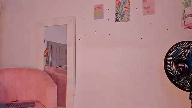 Snapshot of MirandaRoxx chatting on March 2026 01:06:01 PM MirandaRoxx online show from March 2026 01:06:01 PM