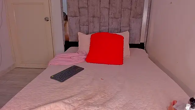 Snapshot of MirandaRoxx chatting on April 2026 01:41:01 PM MirandaRoxx online show from April 2026 01:41:01 PM