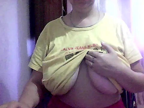 Snapshot of AnaXBerry chatting on October 2025 06:43:02 AM AnaXBerry online show from October 2025 06:43:02 AM