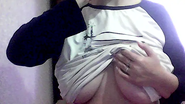 Snapshot of AnaXBerry chatting on October 2025 07:08:02 AM AnaXBerry online show from October 2025 07:08:02 AM