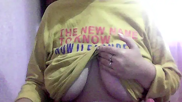 Snapshot of AnaXBerry chatting on October 2025 06:47:01 AM AnaXBerry online show from October 2025 06:47:01 AM