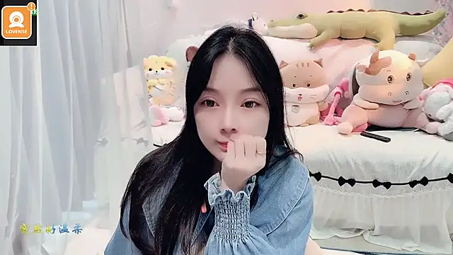 Snapshot of AKiKi711 chatting on October 2025 04:44:02 AM AKiKi711 online show from October 2025 04:44:02 AM