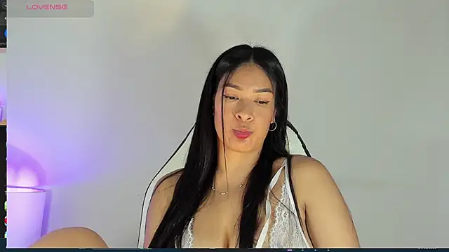 Snapshot of bella_hadid1_ chatting on February 2025 06:26:02 PM bella hadid1 online show from February 2025 06:26:02 PM