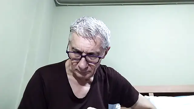 Snapshot of BIGUNCUTHARDCOCK chatting on November 2025 01:33:02 AM BIGUNCUTHARDCOCK online show from November 2025 01:33:02 AM