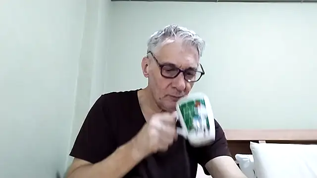 Snapshot of BIGUNCUTHARDCOCK chatting on December 2025 01:45:01 AM BIGUNCUTHARDCOCK online show from December 2025 01:45:01 AM