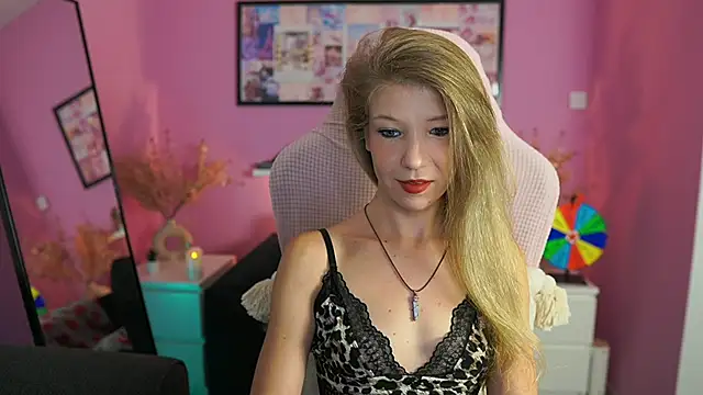 missicute online show from September 2025 04:45:01 PM