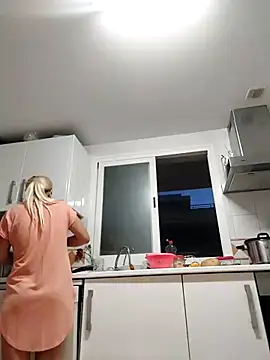 Snapshot of blondyruby chatting on November 2025 05:37:02 PM blondyruby online show from November 2025 05:37:02 PM