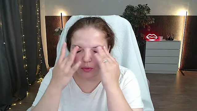 Crazyy girl  online show from June 2026 03:00:01 AM