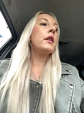 Snapshot of MerlinDave chatting on September 2025 01:44:02 AM MerlinDave online show from September 2025 01:44:02 AM