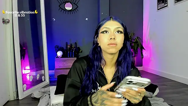 Raven Witch  online show from May 2026 06:15:02 PM