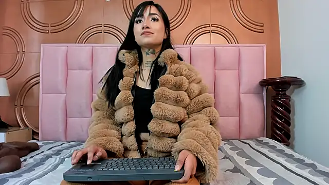 Snapshot of emmily_keller19 chatting on January 2025 01:40:01 PM emmily keller19 online show from January 2025 01:40:01 PM