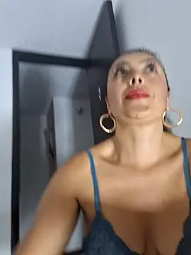 Snapshot of lauramcdowell1 chatting on December 2024 12:30:02 AM lauramcdowell1 online show from December 2024 12:30:02 AM