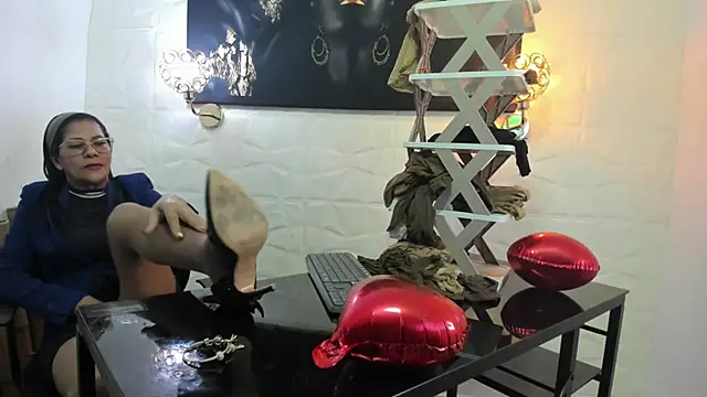 miss lucero1 online show from February 2025 03:20:01 AM