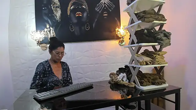 miss lucero1 online show from February 2025 01:00:01 AM