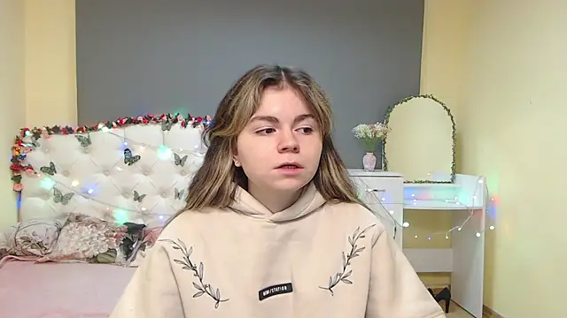 Snapshot of TinaRedly chatting on February 2026 08:38:01 PM TinaRedly online show from February 2026 08:38:01 PM