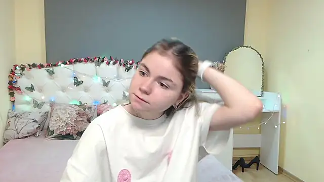 Snapshot of TinaRedly chatting on February 2026 06:39:01 PM TinaRedly online show from February 2026 06:39:01 PM