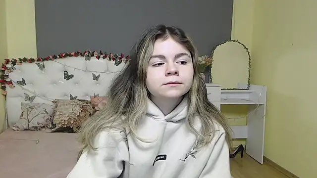 Snapshot of TinaRedly chatting on February 2026 06:45:01 AM TinaRedly online show from February 2026 06:45:01 AM