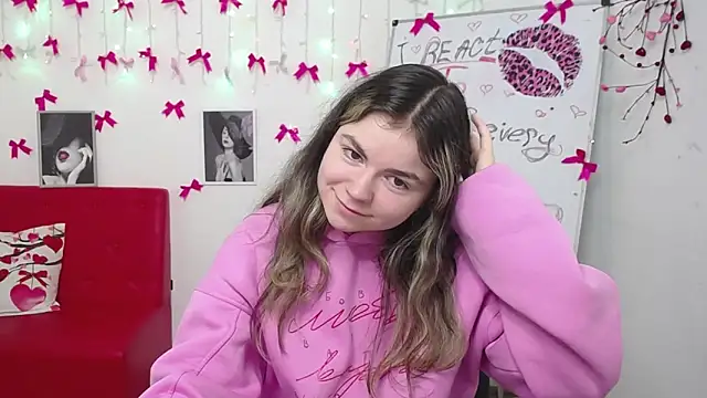 Snapshot of TinaRedly chatting on March 2026 11:28:02 AM TinaRedly online show from March 2026 11:28:02 AM