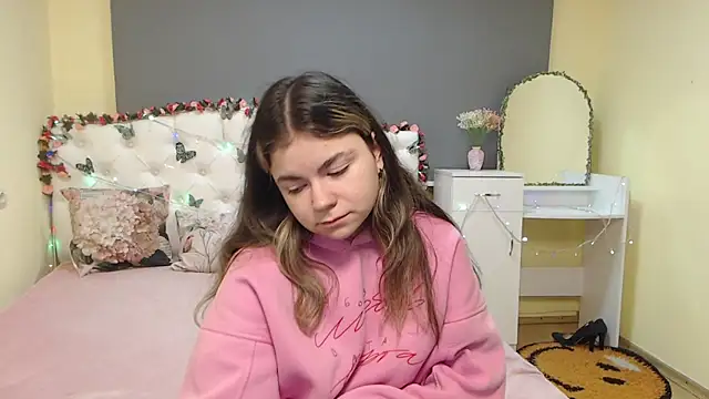 Snapshot of TinaRedly chatting on March 2026 07:05:01 AM TinaRedly online show from March 2026 07:05:01 AM